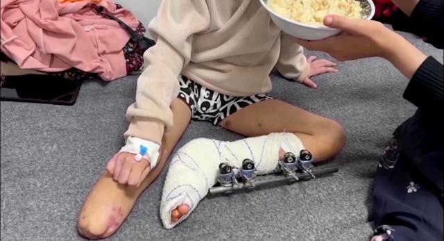 Gaza, "mille bambini amputati in 3 mesi, interventi senza anestesia". Raid su campo profughi Deir el-Balah: 8 morti