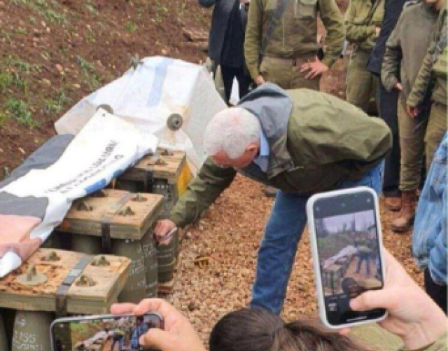 Mike Pence, ex vice di Donald Trump, autografa una bomba di Israele in un sito militare al confine con il Libano: la FOTO virale sul web