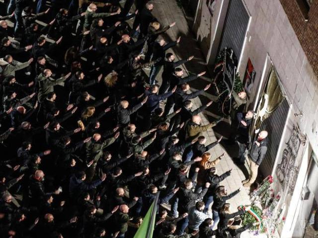 Acca Larentia e i nostalgici del braccio teso: utili strumenti del potere neo-liberale per non parlare dei problemi reali