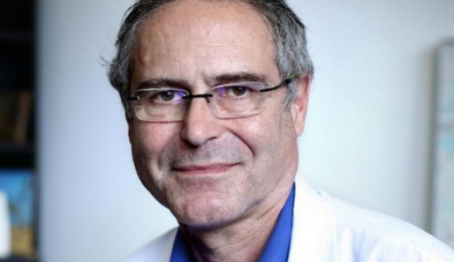 Francia, medico Christian Perronne: "Infarti, ictus e tumori in aumento nei giovani dopo vaccino Covid. Dati sanitari segreto di Stato"