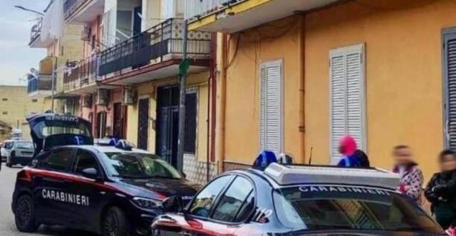 Caivano, bambina di 5 anni precipitata dal secondo piano di un palazzo: salvata dai fili per stendere la biancheria