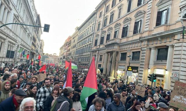 Manifestazione pro-Palestina a Roma: "Stop genocidio a Gaza, 9mila bimbi uccisi", ma i media non ne parlano
