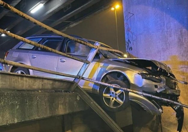 Mestre, altro incidente sul cavalcavia Vempa dopo la strage del bus: auto sfonda il guardrail e resta sospesa. Illeso l'autista, cause da accertare