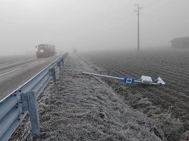 Killer autovelox anche in Lombardia, abbattuto il palo appena installato a Martignana di Po, il web esulta: "L'Italia &egrave; con voi"