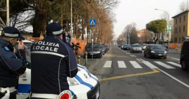 "Bologna Citt&agrave; 30", da oggi limiti di velocit&agrave; a 30 km/h: "bus ritardano di 23 minuti in media". Multato il primo automobilista: andava a 39 km/h