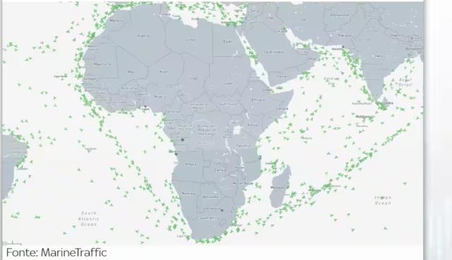 Crisi Mar Rosso, blocco canale Suez costringe navi a circumnavigare Africa, traffico al -66%, quadruplicati costi per la rotta Shangai-Genova