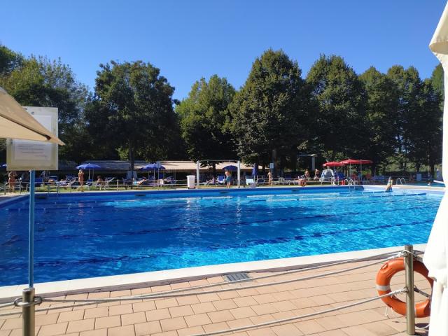 Canottieri Ticino, chat "sessista": foto colleghe in costume e commenti hard, indagati 8 soci, le mogli: "Colpa delle ragazze"