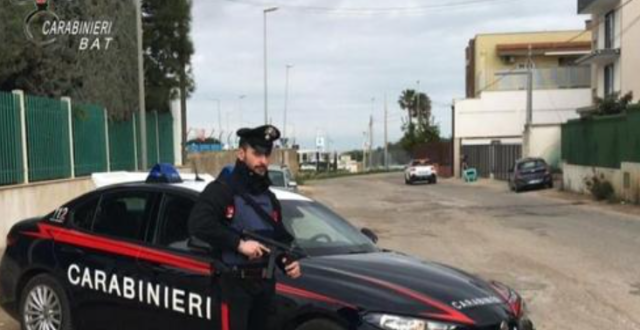 Andria, 53enne alcolizzato minaccia ex moglie e figlia con un coltello da 38 cm: "Vi uccido". Arrestato in flagranza dai carabinieri