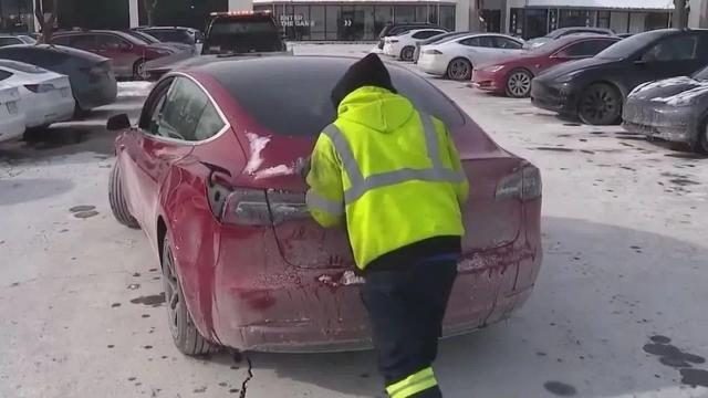 Chicago, il cimitero delle auto elettriche con decine di veicoli Tesla 'morti dal freddo'