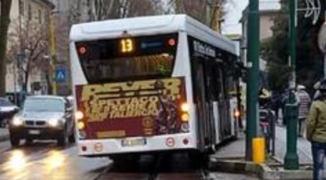 Mestre, bus elettrico fuori strada: &egrave; della societ&agrave; La Linea, come quello della strage. Nessun ferito, l'autista: "Possibile blocco allo sterzo"