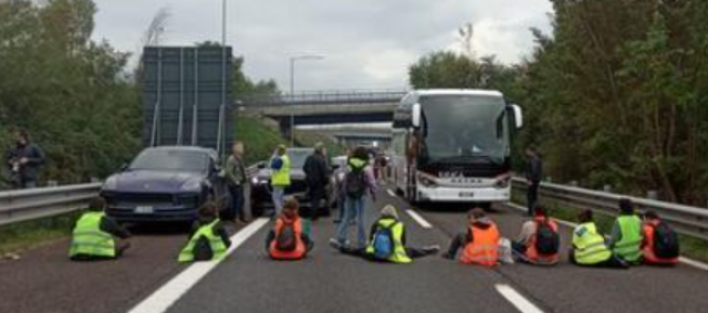 Bologna, 3 attivisti di Ultima Generazione condannati a 6 mesi di carcere: bloccarono la tangenziale il 2 novembre