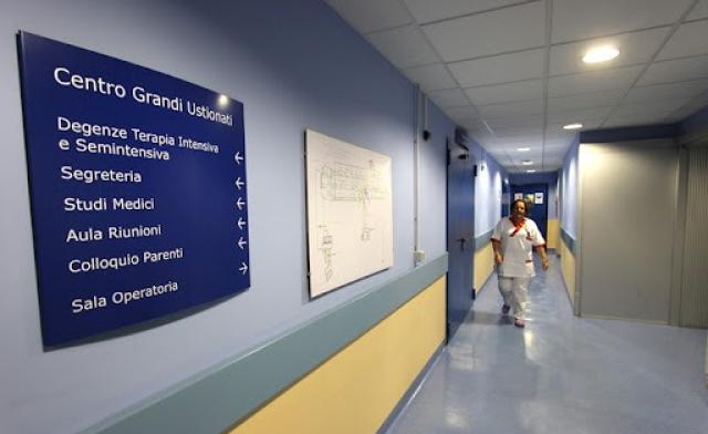 Novara, litiga con la moglie e si d&agrave; fuoco,  50enne in gravissime condizioni al Cto, feriti anche i 2 figli e la donna