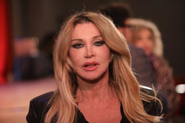 Paola Ferrari: "Ho un tumore al viso, devo operarmi. Ho avuto anche un carcinoma maligno da occhio a met&agrave; guancia"