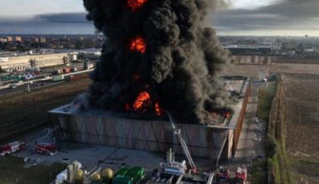 Cavenago, incendio alla Planet Farms: brucia la startup degli orti verticali pi&ugrave; grande d'Europa. Ignote le cause del rogo