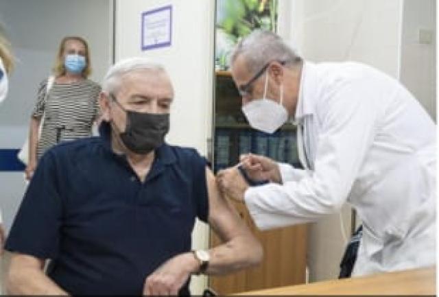 Gigi Riva si vaccina