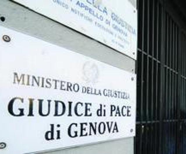 Genova, clochard multato dai vigili perch&eacute; si rade la barba con l'acqua di una fontanella pubblica