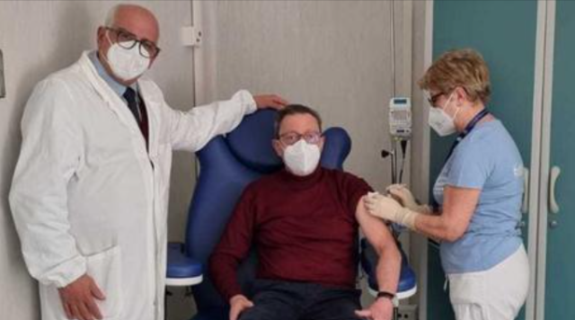 Vaccino melanoma, prima dose sperimentale in Italia a 71enne di Napoli: "Stessa tecnologia mRNA degli anti-Covid"