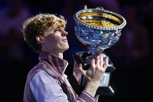 Jannik Sinner vince la finale degli Australian Open e batte Medvedev in 5 set. Primo slam per l'Italia dopo 48 anni