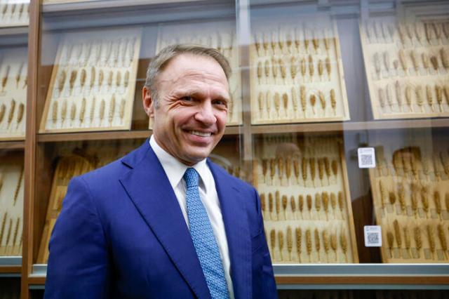 Lollobrigida si traforma da ferrotranviere ad astronauta in diretta TG1