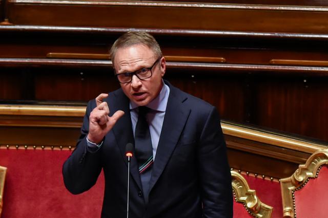 Carne coltivata, stop Ue alla legge Lollobrigida che la vieta in Italia: "Non applicabile, notificato male divieto"