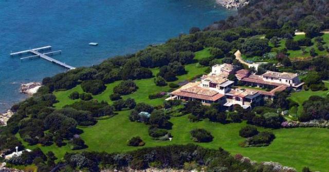 Berlusconi, Villa Certosa in Sardegna messa in vendita dagli eredi per 500 mln &euro;: 126 camere e parco di 120 ettari