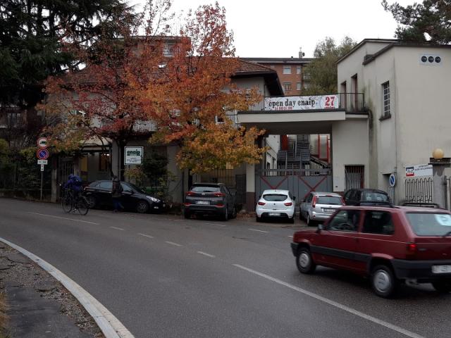 Varese, professoressa accoltellata alla schiena da studente di 17 anni all'Enaip, all'ingresso della scuola: arrestato