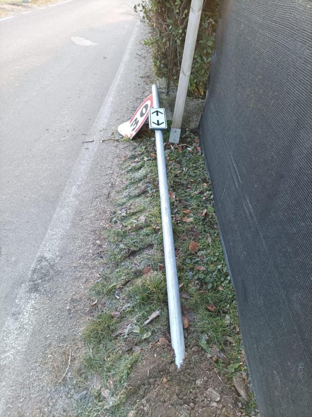 Treviso,  dopo "Fleximan ecco "Cartelman": abbattuti col trattore 5 cartelli con limite di 30 all'ora. Il web: "Un altro eroe"