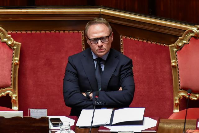 Il Ministro Lollobrigida dichiara di essere dalla parte degli agricoltori: &egrave; consapevole di essere Ministro?