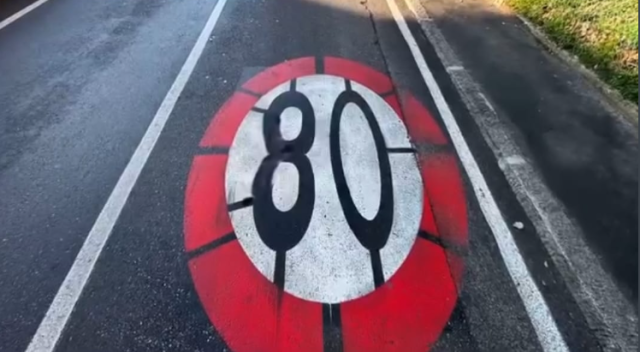 Bologna citt&agrave; 30, arriva Ottantaman, "eroe vendicatore del limite di velocit&agrave;": segnaletica stradale cambiata a 80 km/h