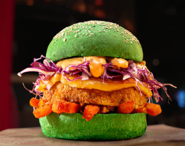 Hamburger con farina di grillo, larve e vermi a Milano nel ristorante "Pane e Trita" a 13,90 &euro;: "viscidi ma saporiti". Il web: "I parassiti non li mangiamo"