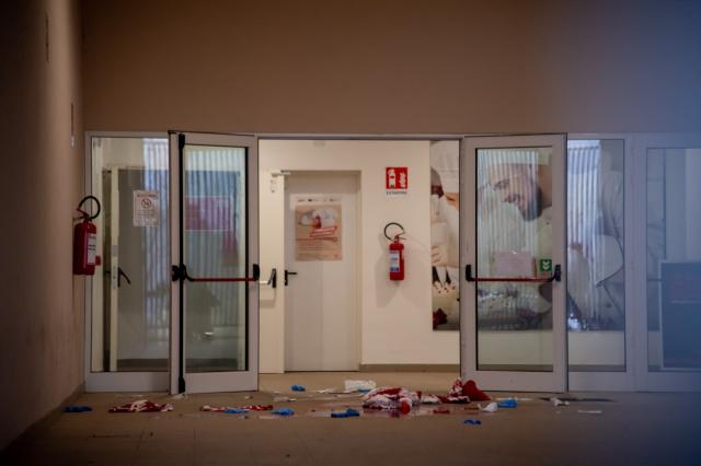 Pieve Emanuele (MI), studente di 15 anni accoltellato alla gamba da 18enne a scuola, dopo lite per una ragazza