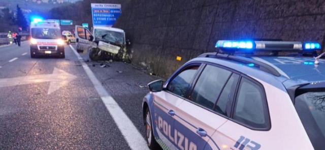 Incidente autostrada A12, tra Rapallo e Chiavari tir fa testacoda e provoca maxi tamponamento con 5 auto: un morto e 3 feriti gravi