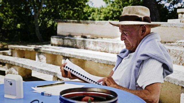 Addio a Carlo Formigoni, trovato morto su una scogliera il regista teatrale e co-fondatore del teatro Kismet: aveva 90 anni