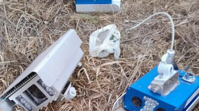 Fleximan ad Asti, pezzi dell'autovelox abbattuto trovati nel Tanaro e consegnati alla polizia. Il web: "Non fermerete il nostro eroe"