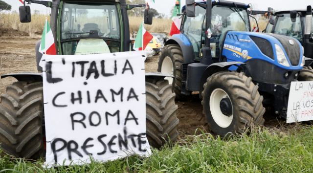 Protesta agricoltori a Roma, "Oggi corteo dalle 20 sul Grande Raccordo Anulare con 500 trattori": l'annuncio di Riscatto Agricolo