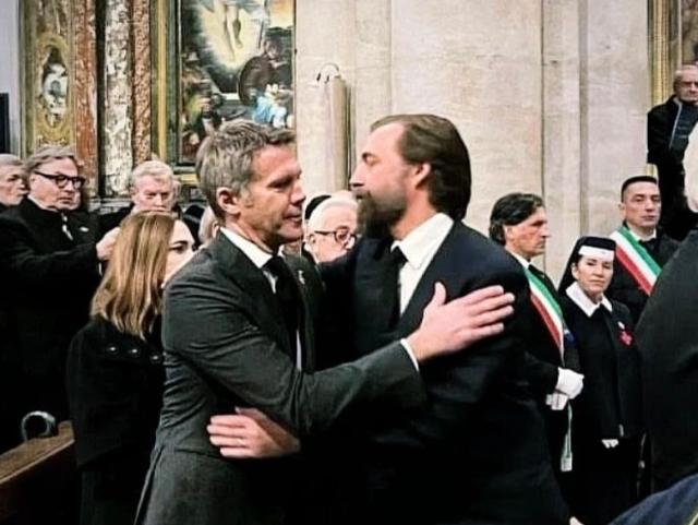 L'abbraccio tra Emanuele Filiberto di Savoia e Aimone d'Aosta