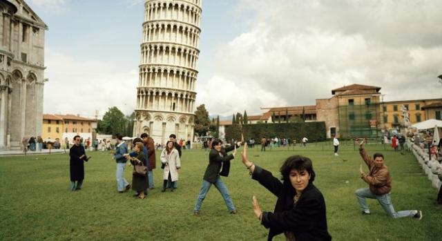 Martin Parr al Mudec di Milano con la mostra fotografica Short & Sweet che ben evidenzia il suo mondo contraddittorio