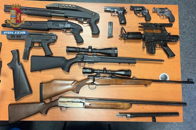 Genova, imprenditore trovato con un arsenale in casa, sequestrati fucili a canne mozze e revolver modificati