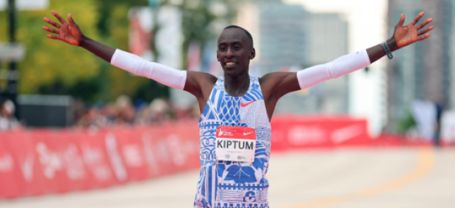 Kelvin Kiptum morto a 24 anni in incidente stradale: ipotesi malore improvviso per il "re della maratona", finito contro un albero con la sua auto