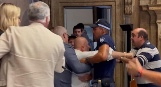 Terni, ex sindaco Bandecchi indagato per resistenza alla polizia dopo scontro con consigliere FdI: "Testate sui denti a chi mi aggredisce"