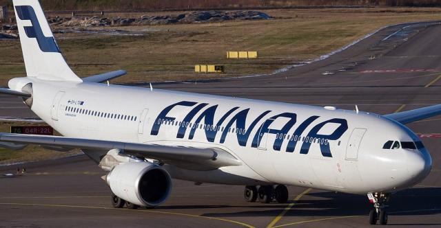Finnair, la compagnia aerea pesa i passeggeri prima dell'imbarco e scoppia la polemica