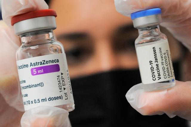 Report "dimezzato", il vaccino Covid AstraZeneca unico capro espiatorio che ha fatto comodo ai big a mRNA