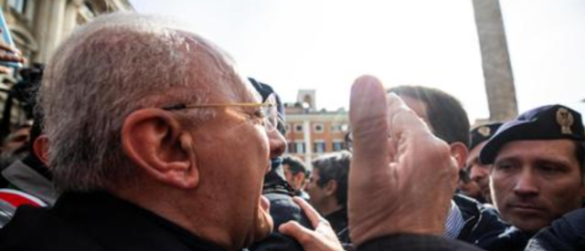 Autonomia differenziata, De Luca contro Meloni davanti Palazzo Chigi: "Str*nza, senza soldi il sud non va avanti". La premier: "Vada a lavorare"