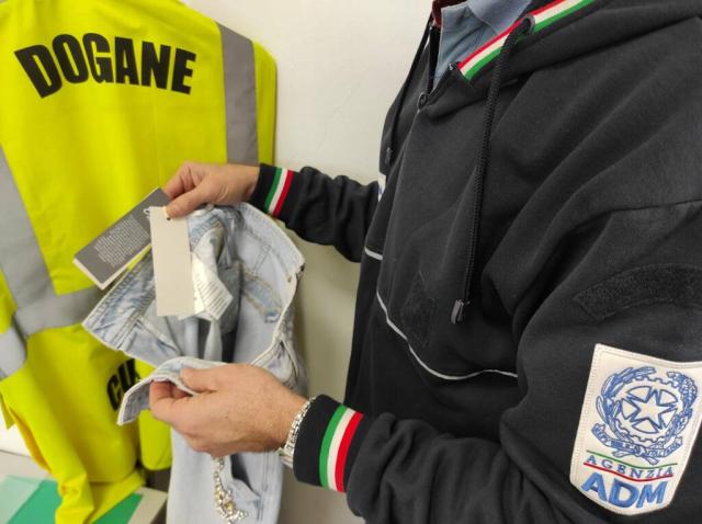 Genova, importava jeans fabbricati in Cina con la targhetta Made in Italy, maxi multa a imprenditore