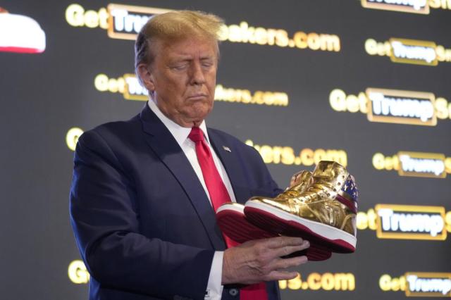 Donald Trump lancia una linea di sneaker patriottiche strizzando l'occhio al mondo giovanile