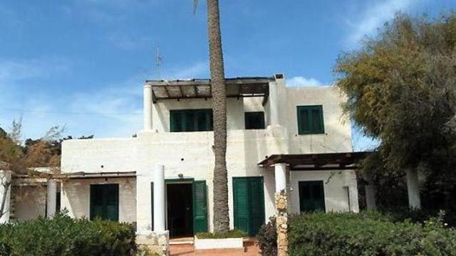 Lampedusa, venduta la ' Villa Due Palme' di Berlusconi per 3 milioni a un economista siciliano