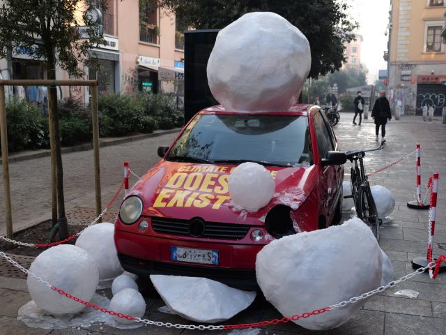 CESVI e Factanza, un'auto distrutta da chicchi di grandine la provocazione sul cambiamento climatico alla MFW