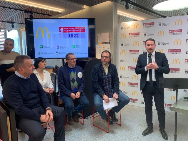 Il ristorante McDonald&rsquo;s di Cinisello Balsamo contro la violenza sulle donne