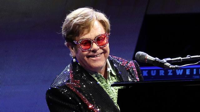Elton John all'asta, i cimeli dell'artista britannico hanno fruttato la cifra record di 8 milioni di dollari