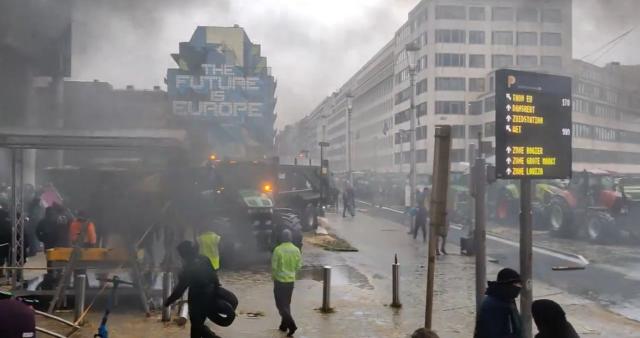 Protesta agricoltori, 900 trattori e roghi a Bruxelles, uova contro sede del Consiglio Ue: &ldquo;Chiediamo reddito dignitoso&rdquo;